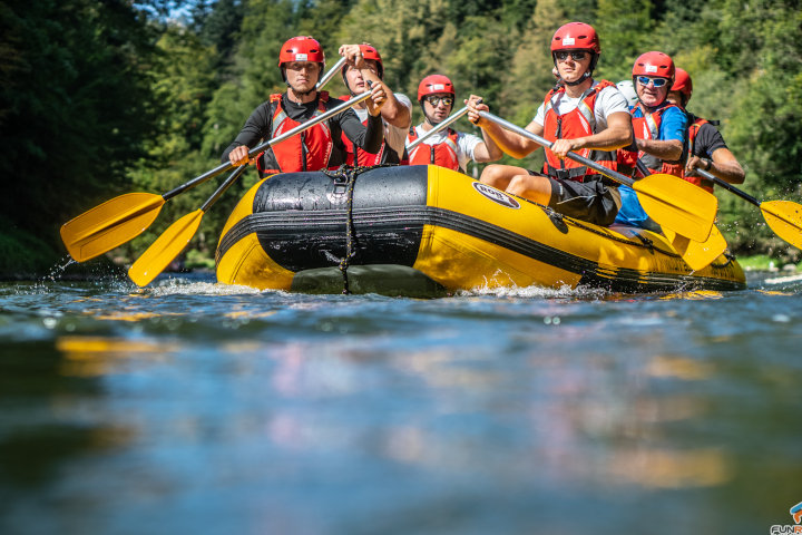 Pontoon raft on the Dunajec River
